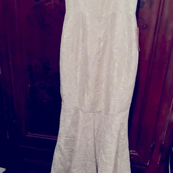 ML Monique Lhuillier Elegant Jacquard White Evening Gown